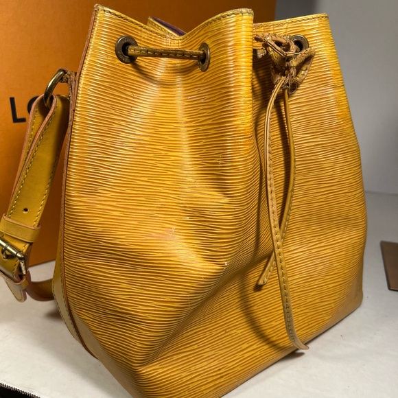 Louis Vuitton gold epi petit Bucket bag with drawstring authenticated o er $500. - Picture 7 of 15